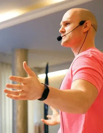 Tomasz Dorożała podczas usługiwania